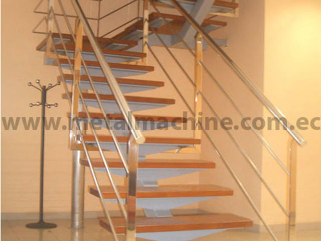 Gradas con peldaños de madera | Metalmachine